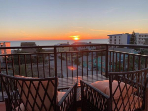 Gulf Coast Gold Private Condo - 2bed, 2bath, Sleep 6, Across Street from Beach, Balcony Views Of Sunsets, Beach & Gulf, Pool, Gym